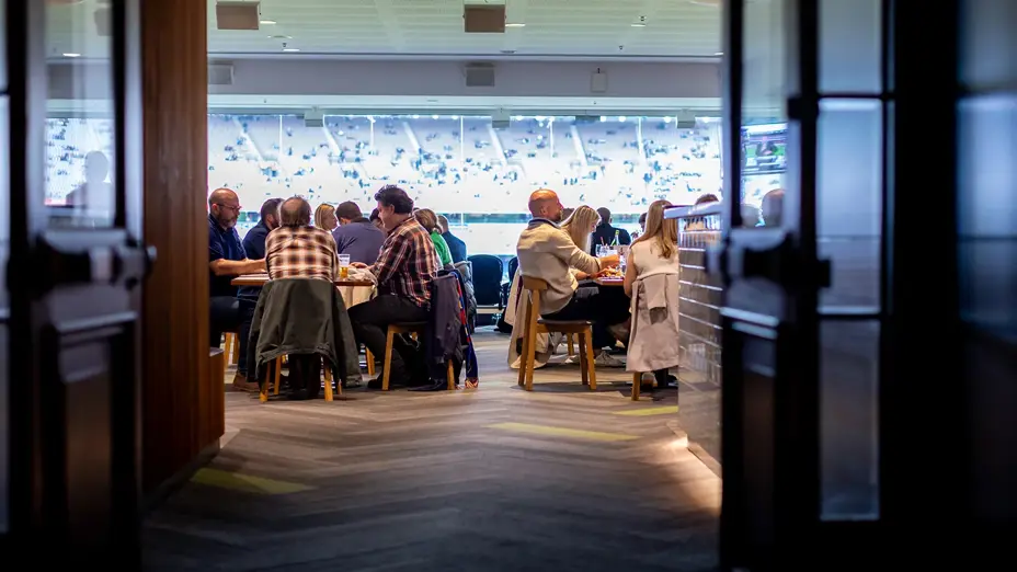 AFL24PF_GEELvBRIS_088_JimStynesGrill_ImageCarousel.webp