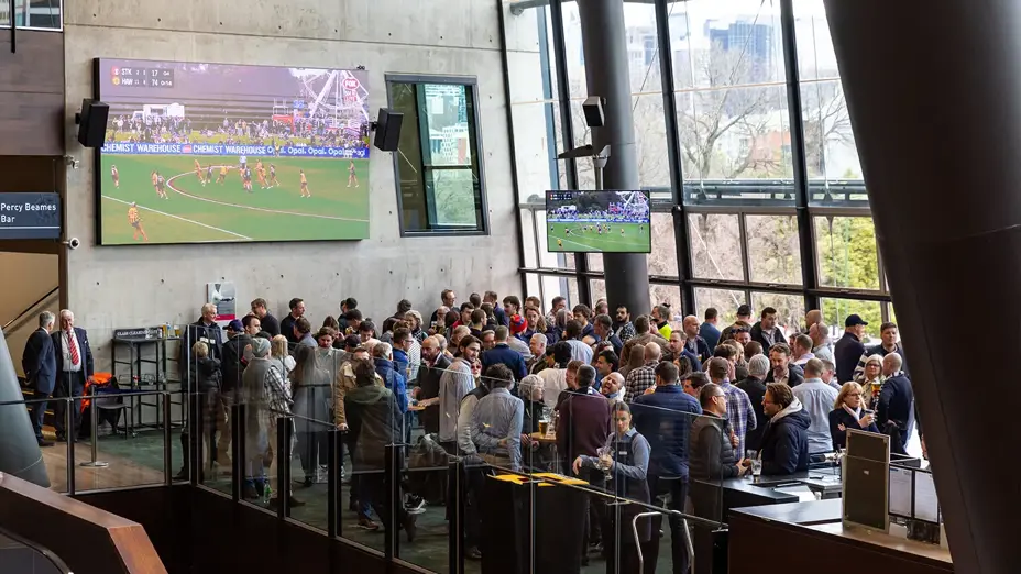 AFL24PF_GEELvBRIS_066_PercyBeamesBar_ImageCarousel.webp